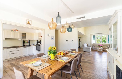 Spongano House | Holiday Home 'Casa Vacanze Le Giuggiole' with Private Terrace, Wi-Fi and Air Conditioning