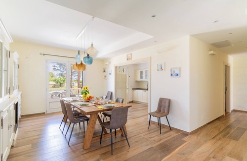 Spongano House | Holiday Home 'Casa Vacanze Le Giuggiole' with Private Terrace, Wi-Fi and Air Conditioning