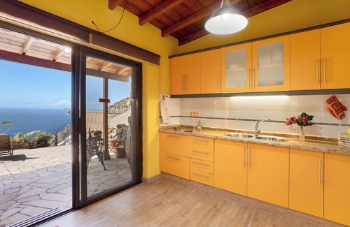 Los Quemados House | Holiday Home Casita Paraiso with Sea View, Terraces & Wi-Fi