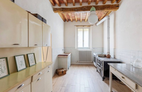 Gonzaga House | Holiday Home 'Corte Croce' with Garden and Wi-Fi