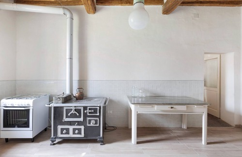 Gonzaga House | Holiday Home 'Corte Croce' with Garden and Wi-Fi