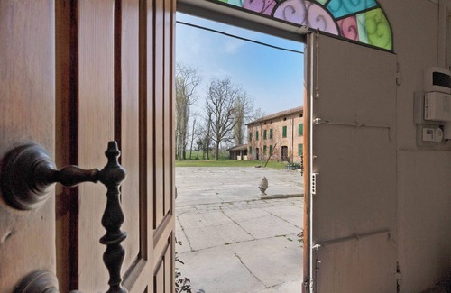 Gonzaga House | Holiday Home 'Corte Croce' with Garden and Wi-Fi