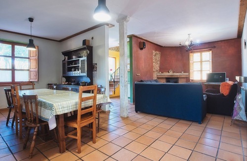 Matallana de Torio House | Holiday Home 'El Refugio De Valporquero' with Lake View, Private Terrace and Wi-Fi