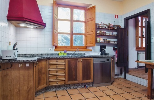 Matallana de Torio House | Holiday Home 'El Refugio De Valporquero' with Lake View, Private Terrace and Wi-Fi