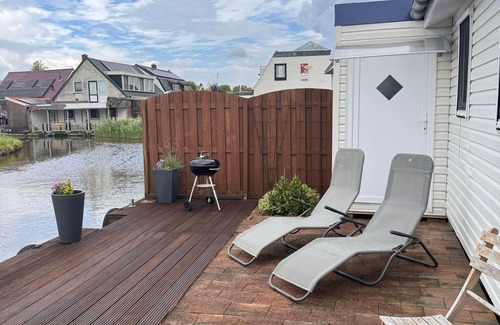 Onderdijk House | Holiday home Ela in Wervershoof with wood-fired barbecue, garden and terrace with access to the water
