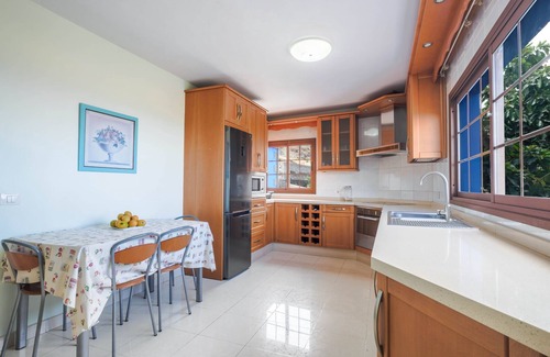 El Guincho House | Holiday Home “Casa las Cañas” with Mountain View, Sea View, Pool and Terrace