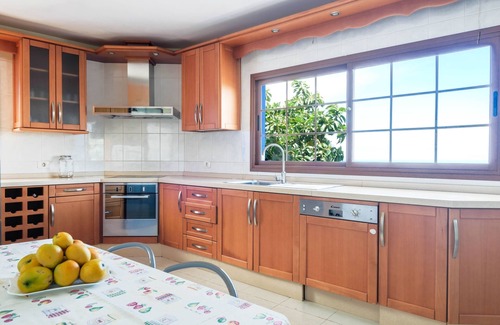 El Guincho House | Holiday Home “Casa las Cañas” with Mountain View, Sea View, Pool and Terrace