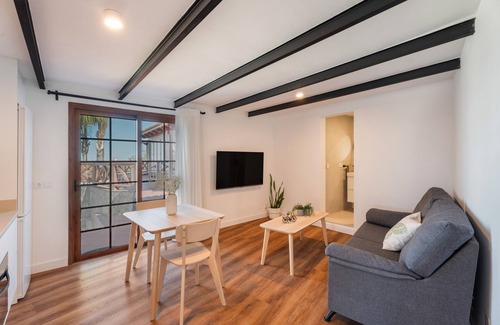 La Mancha House | Holiday Home 'Villa Gardel Casa Mango' with Sea View, Pool & Wi-Fi