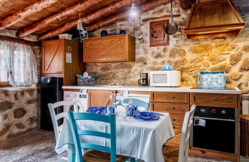Villar de Corneja House | Holiday Home 'La Cuadra' with Mountain Views