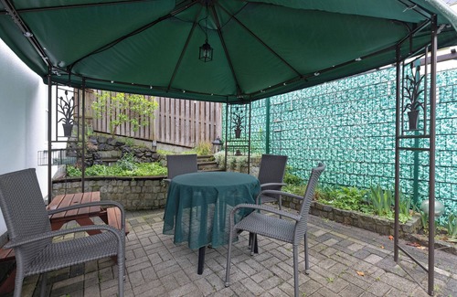 Werder House | Holiday Home 'Ferienhaus Günther' with Private Terrace and Shared Garden