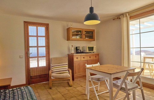 Yaiza House | Holiday Home 'Finca La Calerita B' with Sea View
