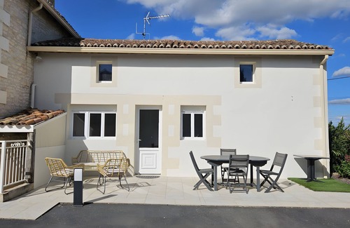 Neuville-de-Poitou House | Holiday Home La Gloriette