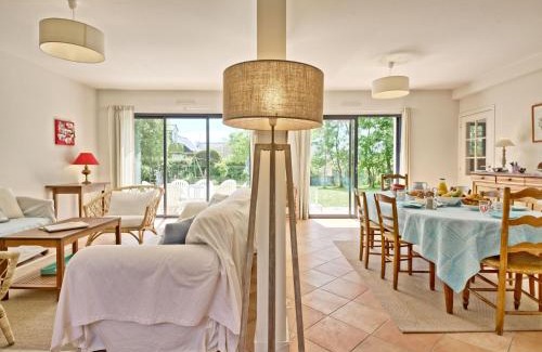 Saint-Gildas-de-Rhuys House | Holiday Home Charme de Kerfago by Interhome