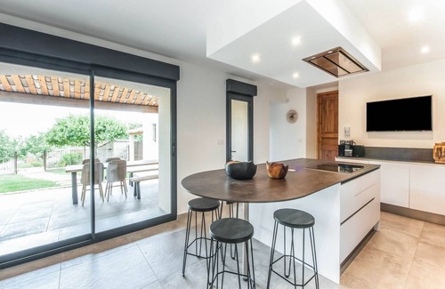 Vaison-la-Romaine House | Holiday Home in Vaison la Romaine with Pool