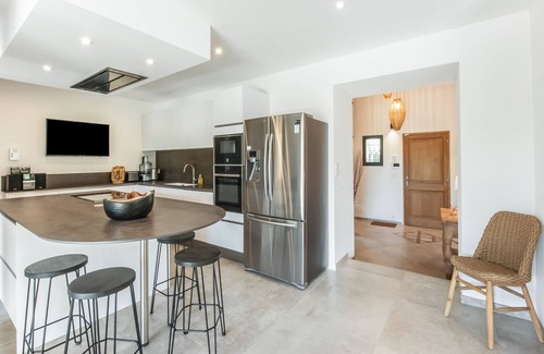 Vaison-la-Romaine House | Holiday Home in Vaison la Romaine with Pool