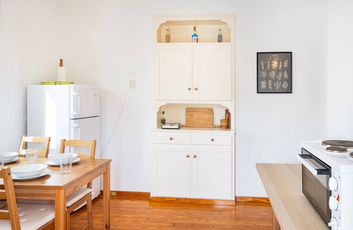 Ag. Georgios House | Holiday Home 'Gaia Seaview Residence Irakleia' with Sea View, Wi-Fi and Air Conditioning