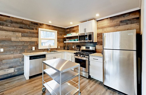 Lakeside Park Cabin | Holiday Home & Hot Tub | Walk 12 Mins to Beach or 6 Mins to Heavenly Gondola