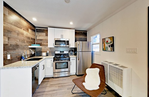 Lakeside Park Cabin | Holiday Home & Hot Tub | Walk 12 Mins to Beach or 6 Mins to Heavenly Gondola