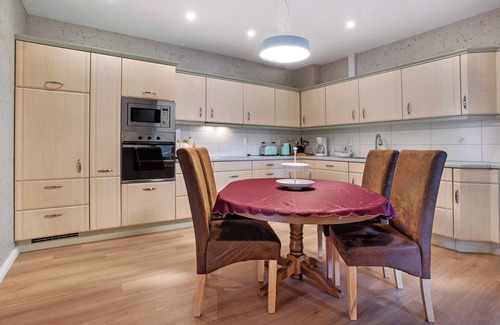 Verchen House | Holiday Home 'Haus Am See, Verchen' with Lake View, Private Garden and Wi-Fi