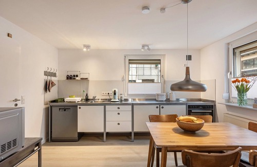 Bad Vilbel House | Holiday Home 'Höhe26' with Private Terrace, Private Garden and Wi-Fi