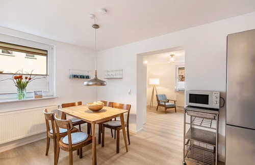 Bad Vilbel House | Holiday Home 'Höhe26' with Private Terrace, Private Garden and Wi-Fi