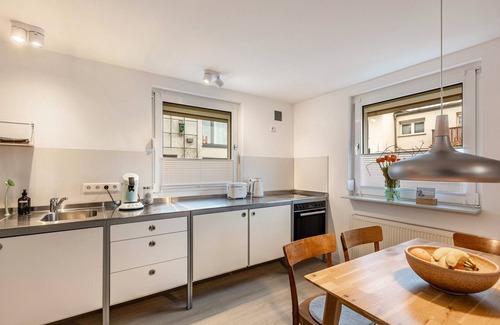 Bad Vilbel House | Holiday Home 'Höhe26' with Private Terrace, Private Garden and Wi-Fi