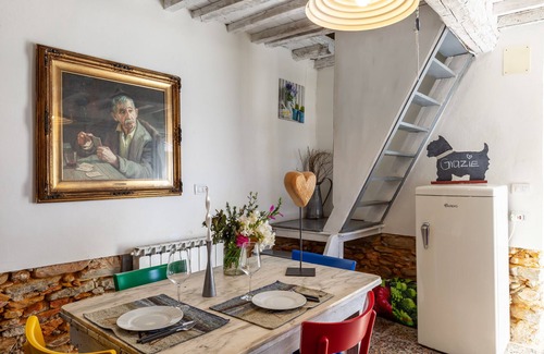 Strettoia House | Holiday Home 'Il Pescino' with Private Terrace and Wi-Fi