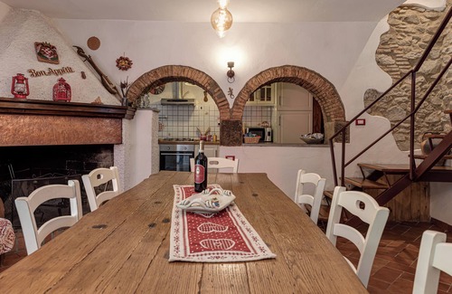 Saturnana House | Holiday Home 'Il Ricavo' with Mountain View, Private Garden and Wi-Fi