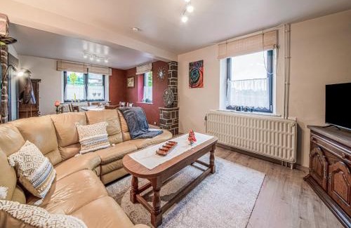 Buellingen House | Holiday Home in Bullingen with Garden