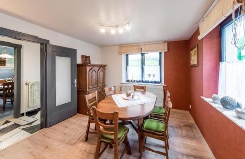 Buellingen House | Holiday Home in Bullingen with Garden