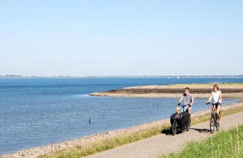 Colijnsplaat House | Holiday Home in Colijnsplaat near Oosterschelde, cleaning included