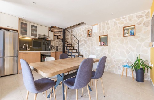 Sibenik House | Holiday Home in Donje Polje near Seabeach