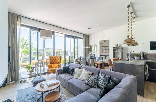 Zeewolde House | Holiday Home in Harderwijk with Private Jacuzzi