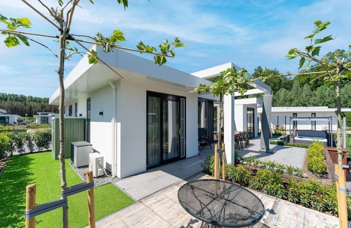 Zeewolde House | Holiday Home in Harderwijk with Private Jacuzzi