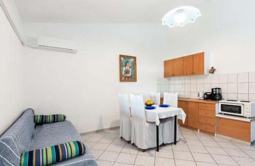 Maslenica House | Holiday Home in Jasenice near Maslenica Beach