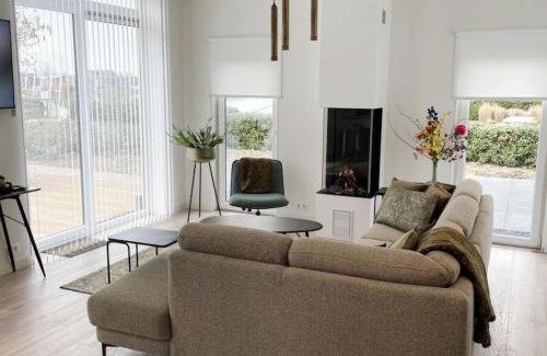 Wemeldinge House | Holiday Home in Zeeland with Workation Setup