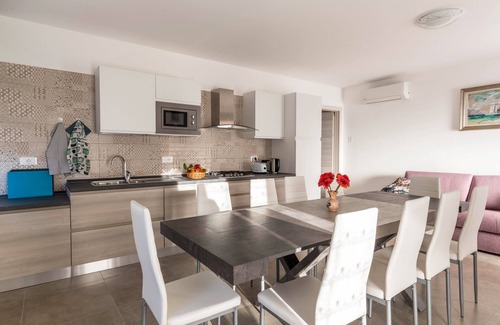 Porto House | Holiday Home “Casa Balansina” Directly on Lake Garda with Wi-Fi & Terrace