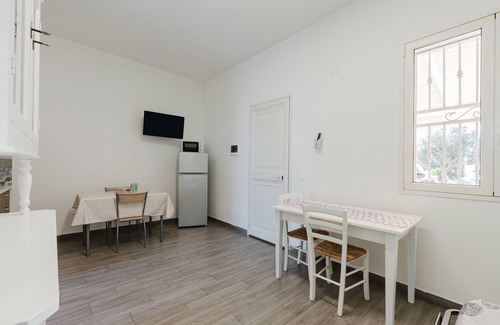 Mazara del Vallo Apartment | Holiday Home 'La Perla Di Mare - Ambra' with Shared Pool, Wi-Fi and Air Conditioning