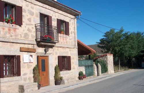 Hoyos del Espino House | Holiday Home La Asomailla