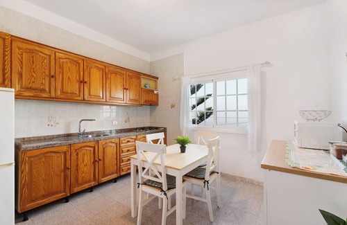 Mocanal House | Holiday Home 'La Asomadita' with Sea View, Private Terrace and Wi-Fi