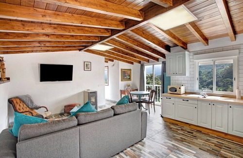 Tegueste House | Holiday Home "La Bodega de Julián" with Mountain Views, Private Pool and Wi-Fi