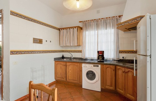 El Paso House | Holiday Home 'La Casa Amarilla' with Mountain View, Private Garden and Wi-Fi