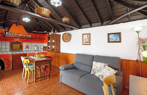 Tijarafe House | Holiday Home 'La Chirlaca' with Sea View, Private Garden and Wi-Fi