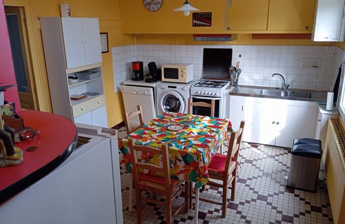 Joue-les-Tours House | Holiday Home 'La Bonnetière' with Private Terrace, Shared Garden and Wi-Fi