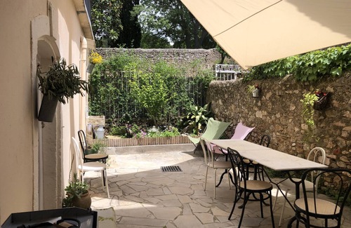 Montpeyroux House | Holiday Home 'La Maison De Marie' with Private Terrace and Wi-Fi