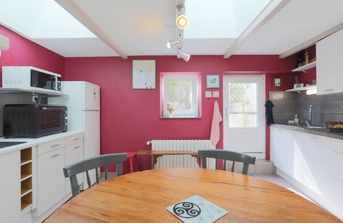 Pontrieux House | Holiday Home 'La Maison De Pêcheur Chez Alice' with Private Terrace, Private Garden and Wi-Fi