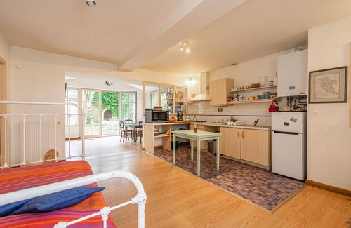 Marennes House | Holiday Home 'La Maison Télémaque' with Private Terrace, Private Garden and Wi-Fi