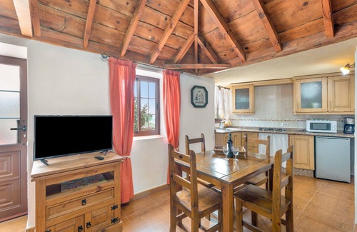 El Granel House | Holiday Home 'La Rehoya' with Sea View, Private Terrace and Wi-Fi