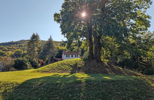 Osiglia House | Holiday Home 'La Rosa sul Lago' Pet-Friendly with Private Garden, Spa, and Wi-Fi