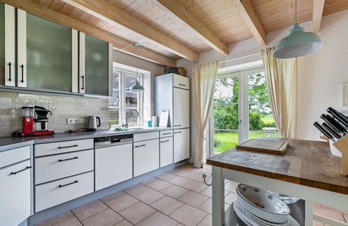 Nubelfeld House | Holiday Home 'Landhaus Högelia Flensbúrger Förde' with Private Terrace, Private Garden and Wi-Fi